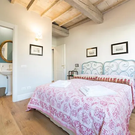 Oltrarno Real Mood Florentine Apartment *